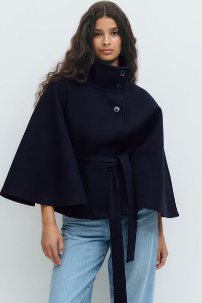 Alma™ | Elegant Damkappa med Skärp