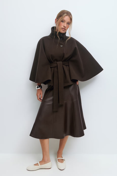 Alma™ | Elegant Damkappa med Skärp