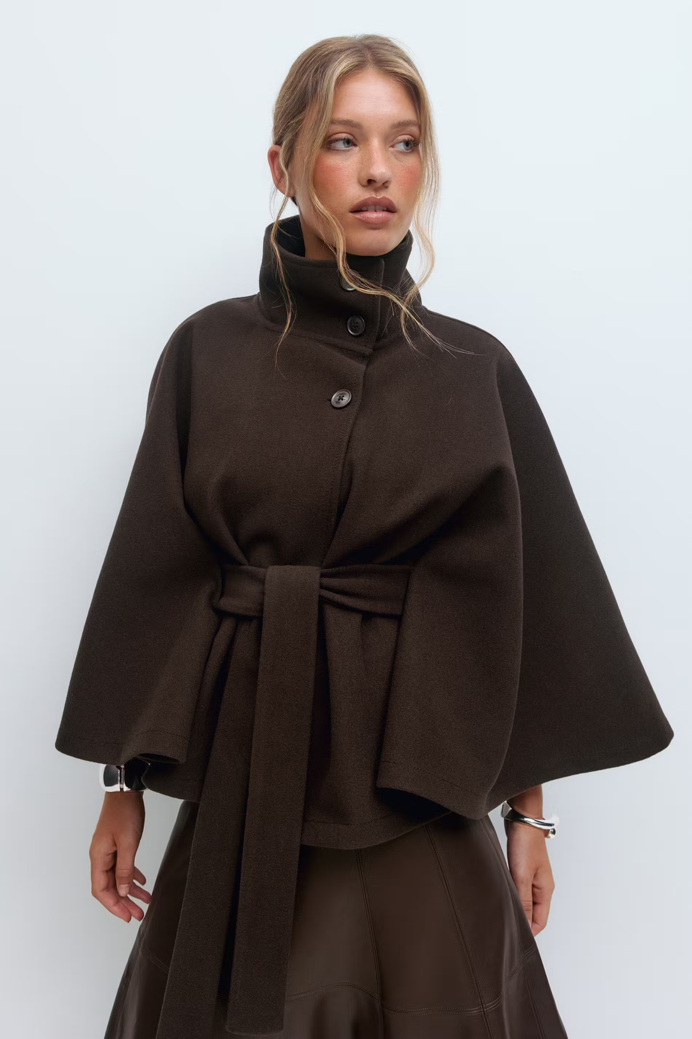 Alma™ | Elegant Damkappa med Skärp