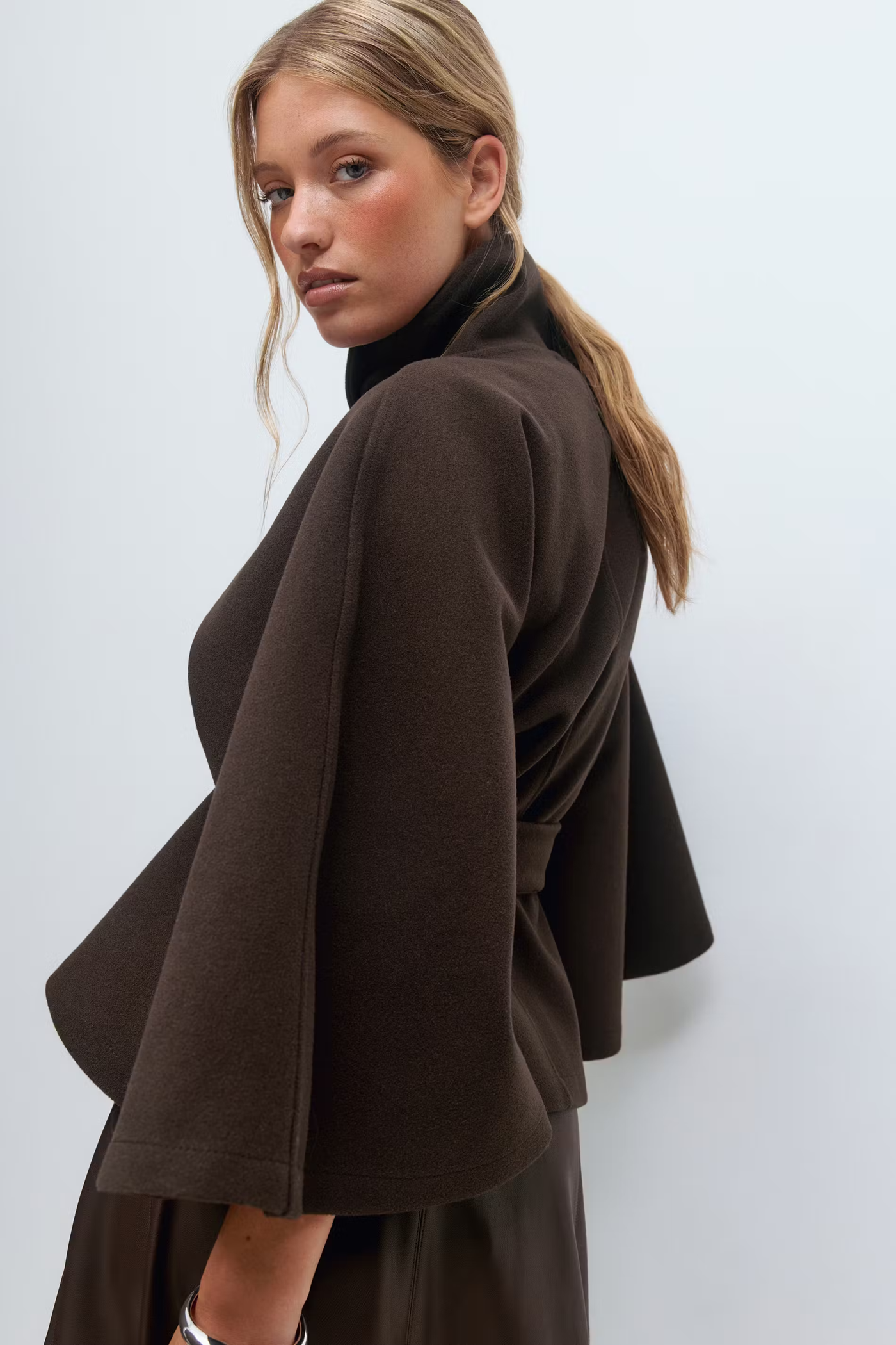Alma™ | Elegant Damkappa med Skärp