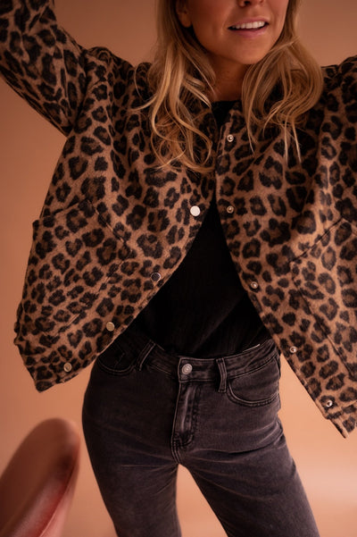 Diva™ | Trendig Jack med Leopardtryck: Din Nya Statement Plagg!