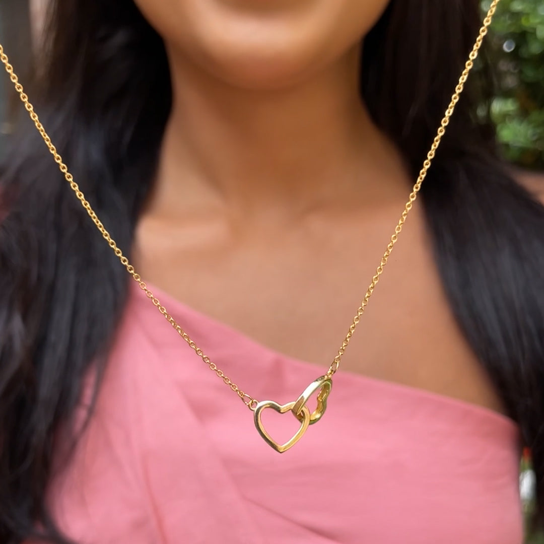 Livia™ | Personligt Kärlekshalsband Med Rosbjörn Presentbox